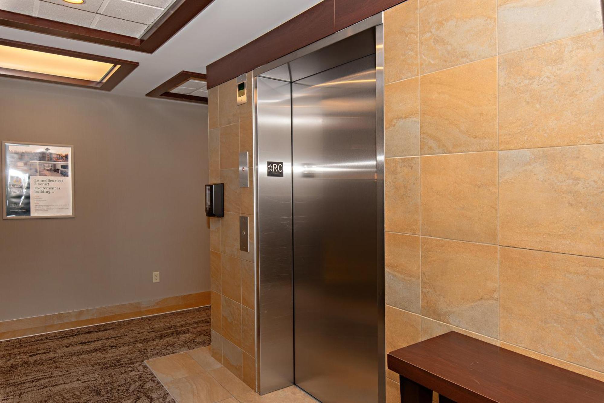 Quality Inn & Suites Val-d'Or Exterior foto